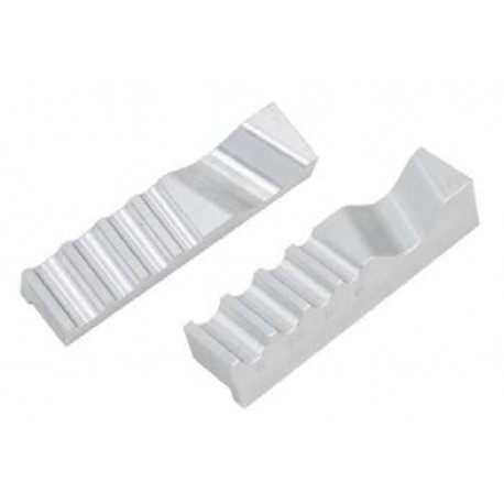 Čelisti pro upnutí vidlic motocyklu do svěráku.