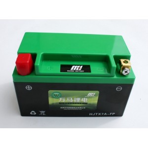 Lithiová baterie YTX9-BS na motorku. 