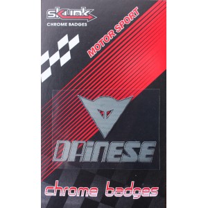 Chromová nálepka DAINESE na motorku.