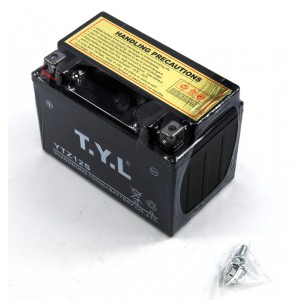 Baterie YTZ12S na motorku.